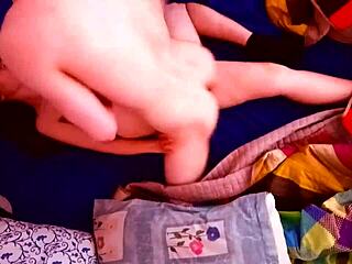 Amatur Latina pancut keras dan squirt menggunakan dildo besar dalam solo panas.