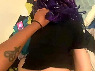 Tatuada con dreads en calcetines altos habla sucio follada al orgasmo en cocina