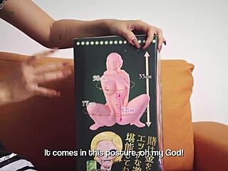 ¿Ey, quieres verme desempaquetar y probar esta muñeca reina puta hentai?