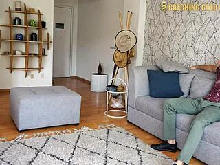 18살에 이 거대한 자지 박는 거 멈출 수 없어