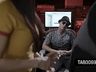 Francba, néztem Aidra Foxot és Abigail Macet egy dögös hármasban a hírnévért