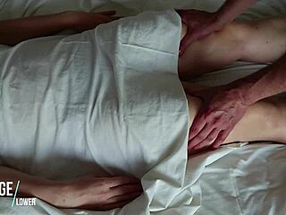 Sensuele massage windt haar op voor diepe intieme seks