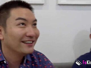 小さなブロンドのアンジェリーナが戻ってきて、巨大チンポを渇望