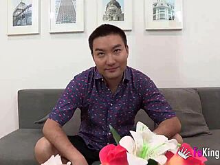 小さなブロンドのアンジェリーナが戻ってきて、巨大チンポを渇望