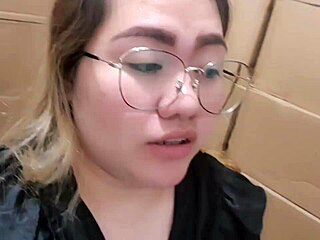 アジアン店員 倉庫で同僚に犯される 😉