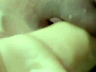 Érett török nő dugja dildót nedves picsájába