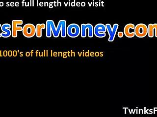 Føler intens nydelse mens gay twink giver hardcore blowjob i varm nasty session