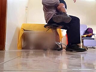 Cleaning lady invites boyfriend for homemade porn in lab 😏