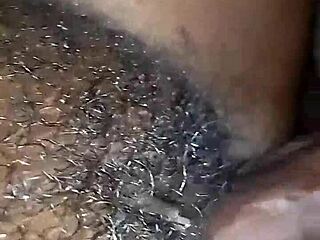 Follándose coño dulce con gran culo en dormitorio. Acción húmeda de polla ebony