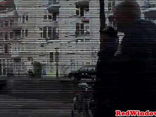 통통한 네덜란드 후커가 자지 빨아 입에 컴