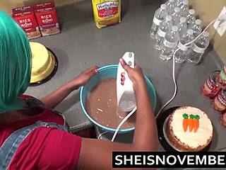 Zelenovlasá nevlastní sestra sedí tvrdě na obličeji nevlastnímu bratrovi v kuchyni