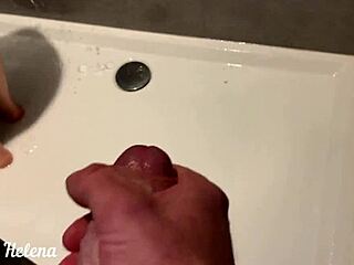 漂亮业余妻子在淋浴中自慰，男人观看！