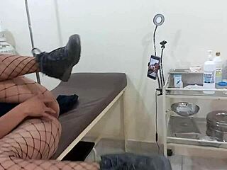 Cleaning lady invites boyfriend for homemade porn in lab 😏