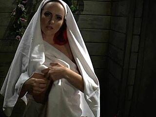 Femdom drażni suba cipką w klatce i siatkowych pończochach 😈