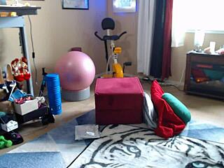 Hey, what’s Aurora Willows unboxing from her fan love gift?