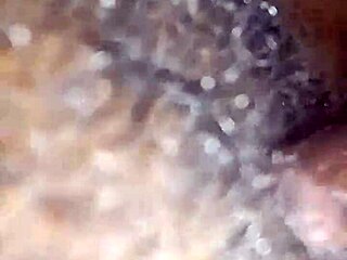 Follándose coño dulce con gran culo en dormitorio. Acción húmeda de polla ebony