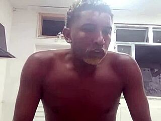 Market employees sneak wild sex during rio carnival