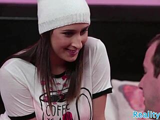 Deepthroat cewek 18+ dapat memek rapihnya dikrim di adegan amatir