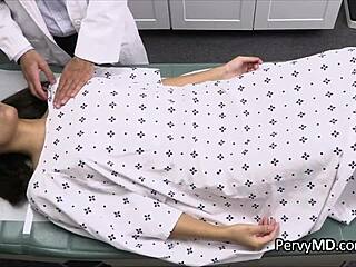 Doktor sa tajne ponorí hlboko do latinskej mačičky počas vyšetrenia. Skrytá kamera zachytí každý príraz.