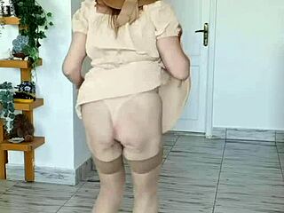 Zakaj busty baba MariaOld sleče in jezdi dildo kot cowgirl?