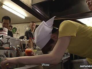 Întâlnire Murdară în Bucătărie cu Bucătarul în Camera din Spate