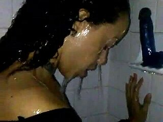 Brook Starr เล่นของเล่นและควยดำยาวในห้องอาบน้ำ