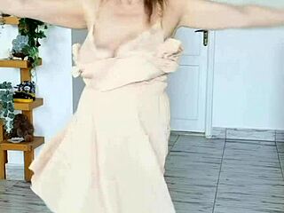 Perché la nonna prosperosa MariaOld si spoglia e cavalca un dildo da cowgirl?