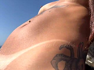 Jaz in moja prijateljica sva se tako namočili, jebali na nudistični plaži