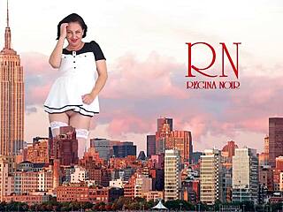 Wow, A Giant Lady Without Panties Walks Around The City, She's As Tall As King Kong