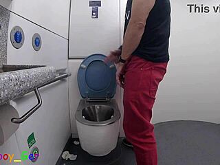 Čůrám a pak si tahám tlustý kokot v pohybujícím se vlaku na záchodě