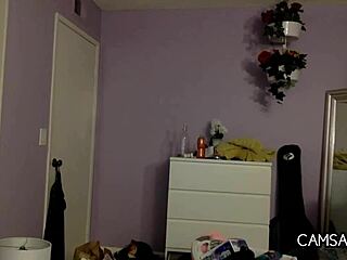 Nimfomană americană îndrăgostită visează solo pe webcam