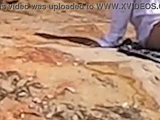 Uma linda novinha é observada fazendo sexo em público nas pedras da praia e é atrapalhado por um terceiro indivíduo