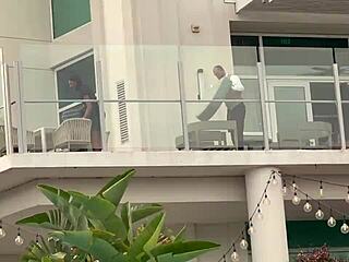 Hete milf met lekkere kont showt nat kutje in openbaar bubbelbad resort