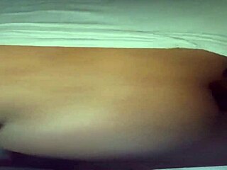 Černá přítelkyně jezdí na čuráku tvrdě a hluboko