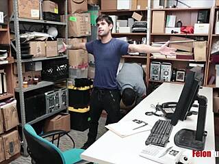 Черен полицай чука гореща крадливка без гумена