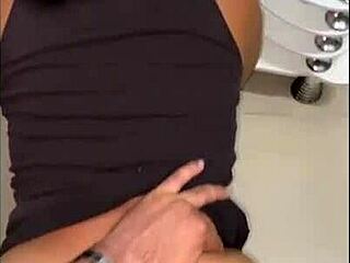 amiga de mi madre mostrando sus tangas para provocarme