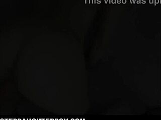 Stieftochter Chloe Rose schreit auf der Couch mit Stiefvater Ike Diezel