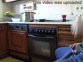 Risikabel hjemmelavet kneppen med min liderlige stedssøsters behårede fisse