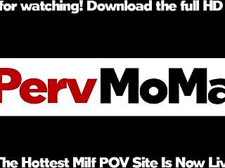 Blonde stiefmoeder buigt voorover voor jonge 18+ pik in keuken