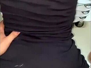 amiga de mi madre mostrando sus tangas para provocarme