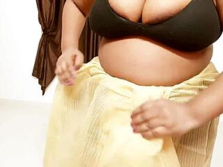 Wow! Sexy Indian Aunt In Traditional Saree With Huge Tits And Boobs!