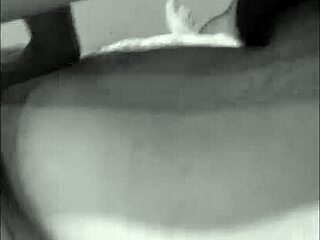 Frumusețe cu fund mare sare pe pulă