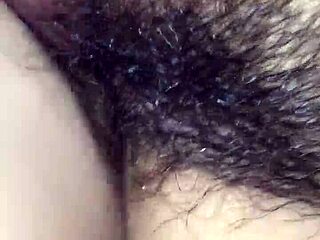 빗속에서 게이 남자가 다른 남자에게 애널로 엉덩이 박혀