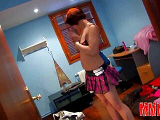 לסלי פוקס כוכבת אירופאית בסצנת חצאית אפסקירט