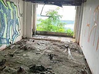 Arrastei a Meia-Irmã Pra Casa Abandonada Pra Uma Rapidinha, Ops!