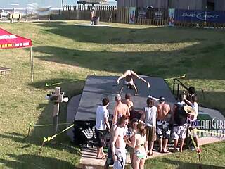 Видел дикий конкурс по облизыванию сливок с сиськами на весенних каникулах?