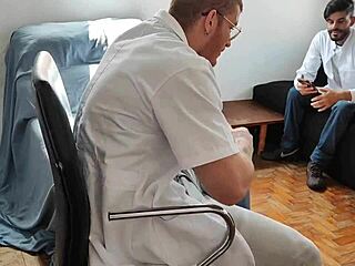 Gik til gynækolog og lægerne knullede mig bareback