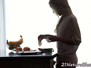 Gyönyörű európai pár punci baszás és arcra sperma