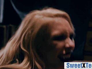 Carmen Caliente가 늑대인간 Charles Dera한테 박혀!