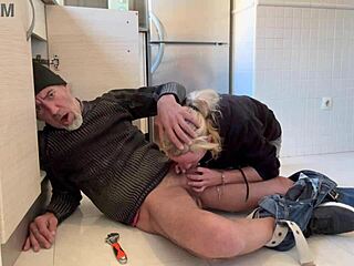 О, боже, гореща съпруга смуче водопроводчика в кухнята, докато не напълни устата й със сперма... лудост! 😍